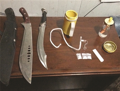 带两把砍刀全副武装瘾君子被查
