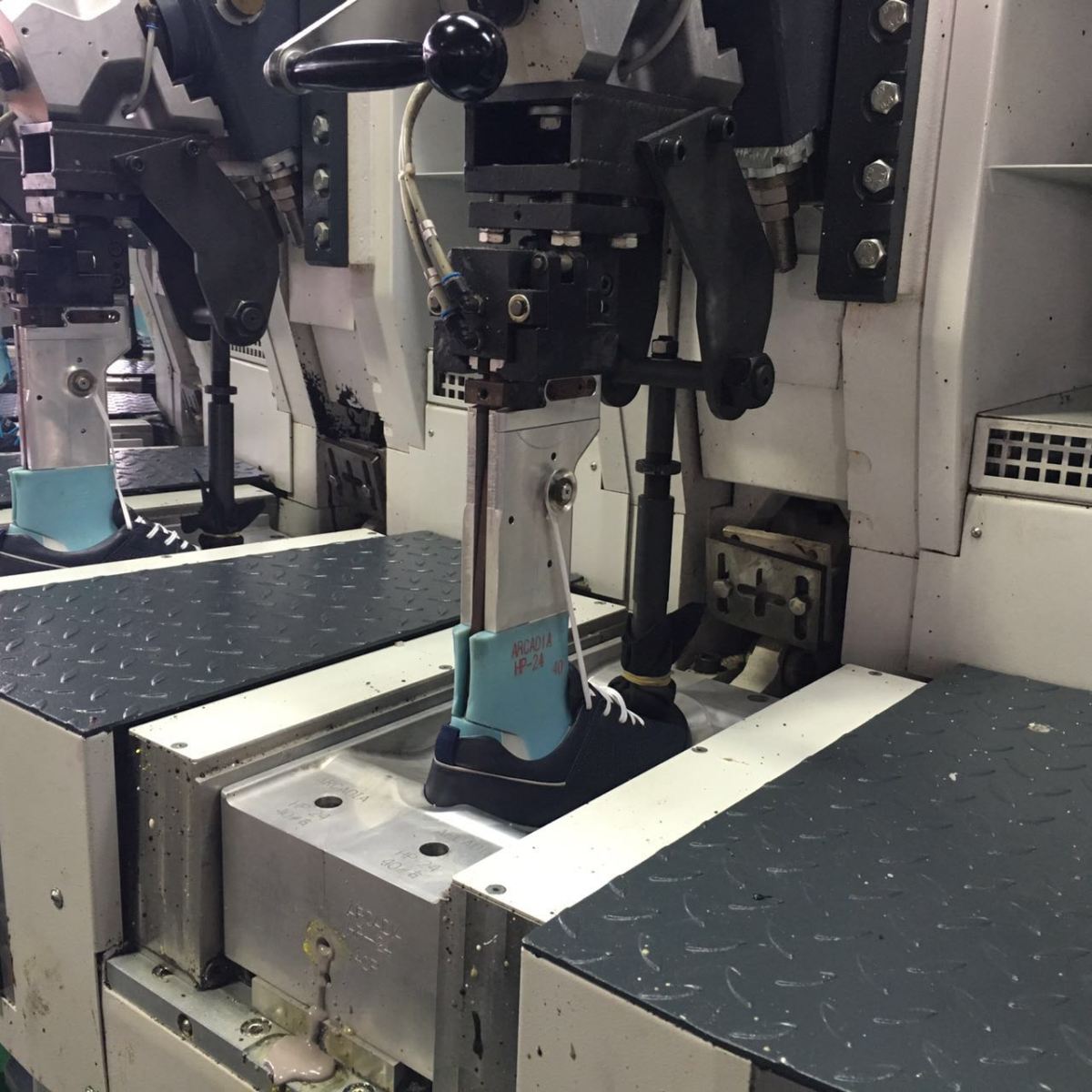 现场直击 | 中国鞋企自动化转型 如何在8秒里做出一只鞋