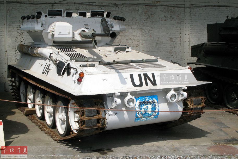 国际新闻点击图片进入下一页 图为在英国陆军开放日上进行表演的"弯刀