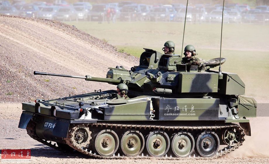 国际新闻点击图片进入下一页 图为在英国陆军开放日上进行表演的"弯刀