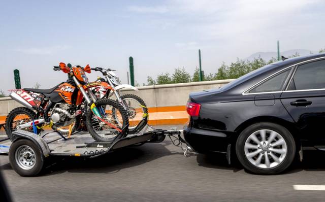 坑爹！撞车了保险公司拒赔，心好也有错？