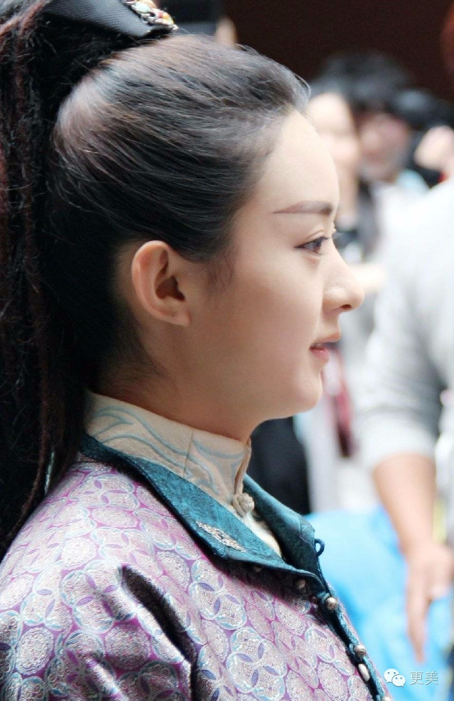 调整了眉形的赵丽颖……   嗯,发际线低的人还真是更容易长眉入鬓