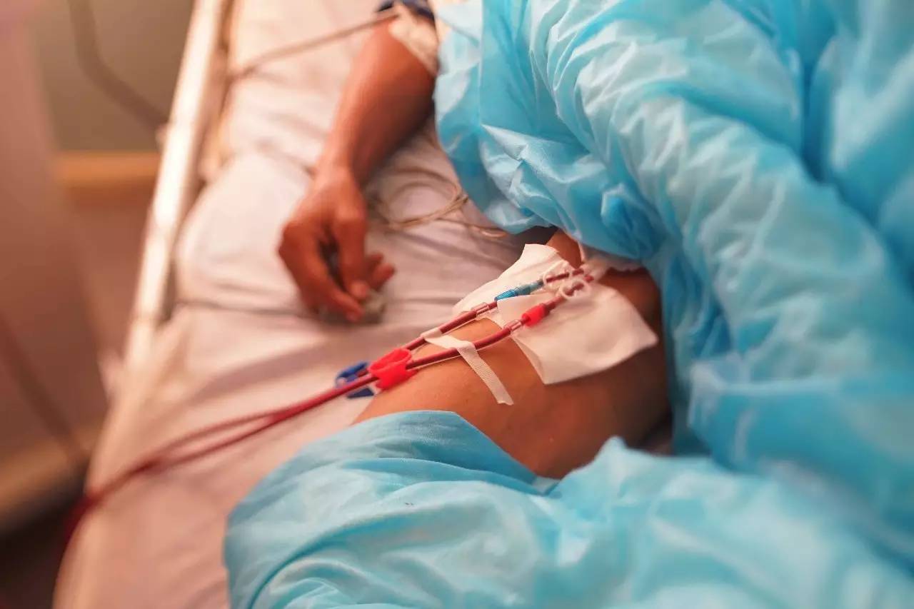 百草枯中毒病人做血液灌流 摄影:vict