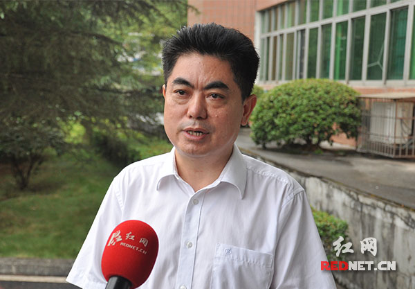 泸溪县委书记杜晓勇接受红网时刻新闻记者采访.