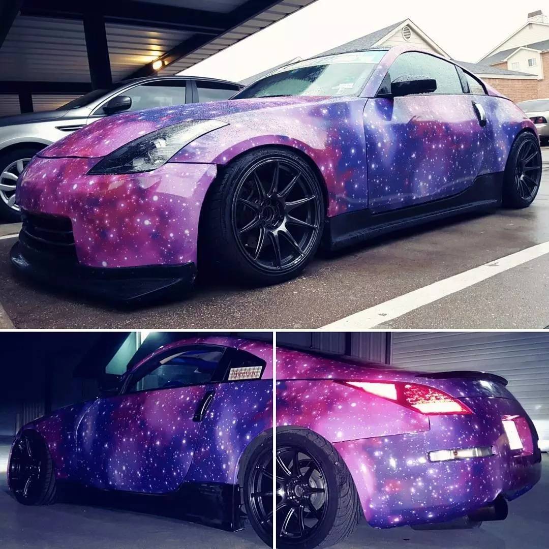 有位金发美女开着改装车上山了