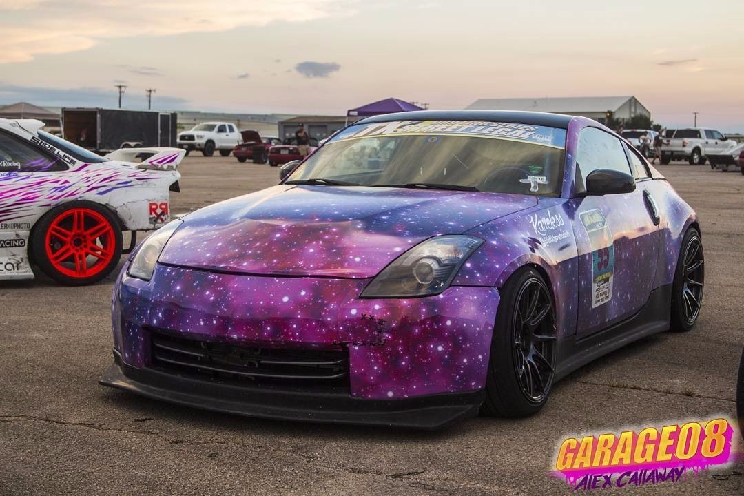 有位金发美女开着改装车上山了