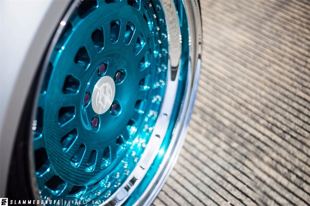 有位金发美女开着改装车上山了