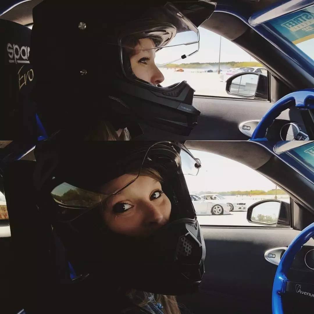 有位金发美女开着改装车上山了