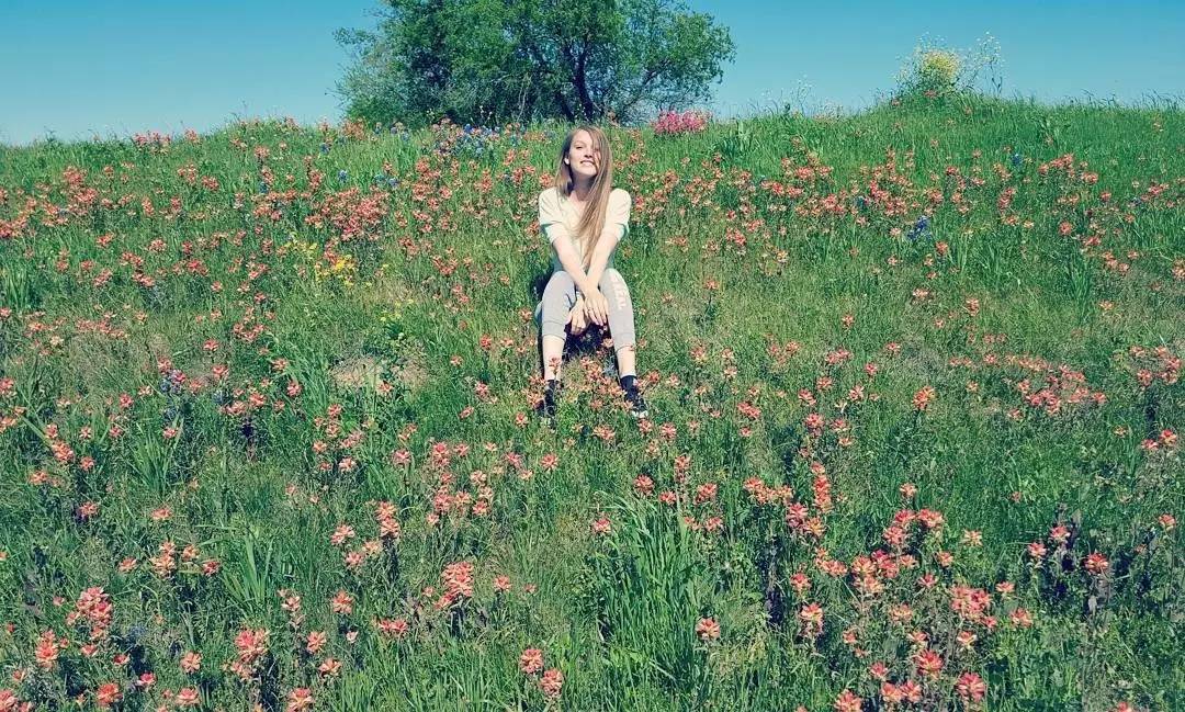 有位金发美女开着改装车上山了