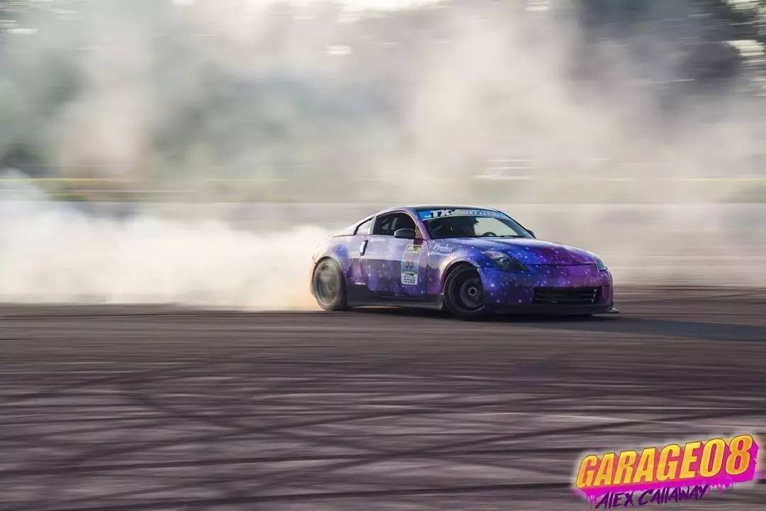 有位金发美女开着改装车上山了