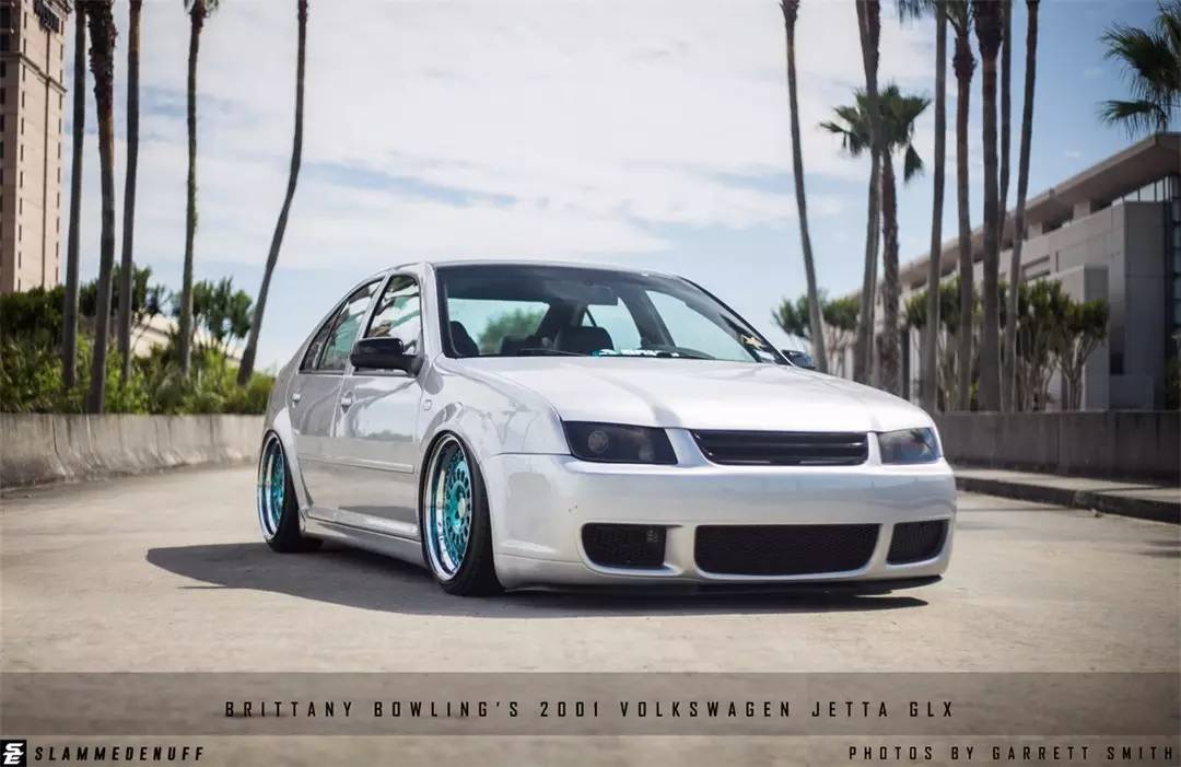 有位金发美女开着改装车上山了