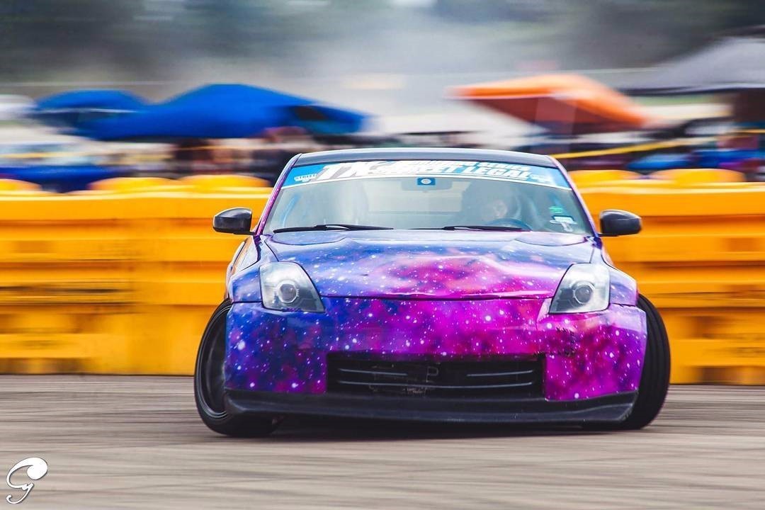 有位金发美女开着改装车上山了