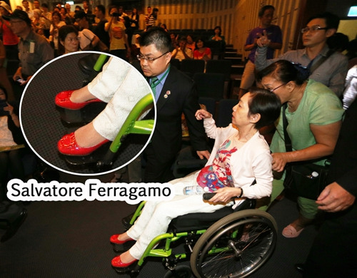陈水扁老婆:台媒曝陈水扁妻子吴淑珍不减贵气 脚踩万元名鞋 吴淑珍脚下的名牌鞋,意外成为音乐会上的焦点。图/台湾联合报系资料照。