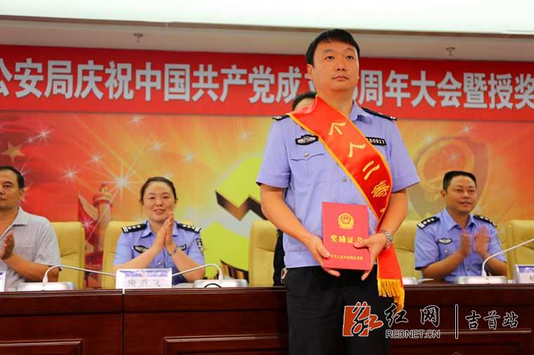 罗志强2008至2013年间先后5次荣立公安个人三等功,2015年荣立个人二等