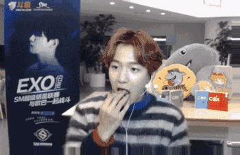 金希澈打游戏不管输赢都hin有道理，边伯贤打游戏吃东西两不误！