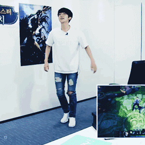 金希澈打游戏不管输赢都hin有道理，边伯贤打游戏吃东西两不误！