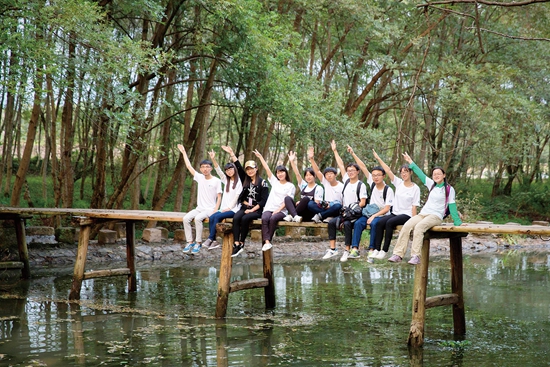大学生文明旅游背包客慢步徽州