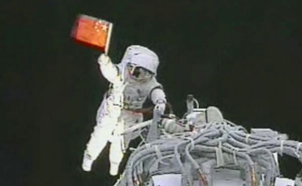 2008年9月27日，翟志刚出舱后挥动中国国旗。新华社发