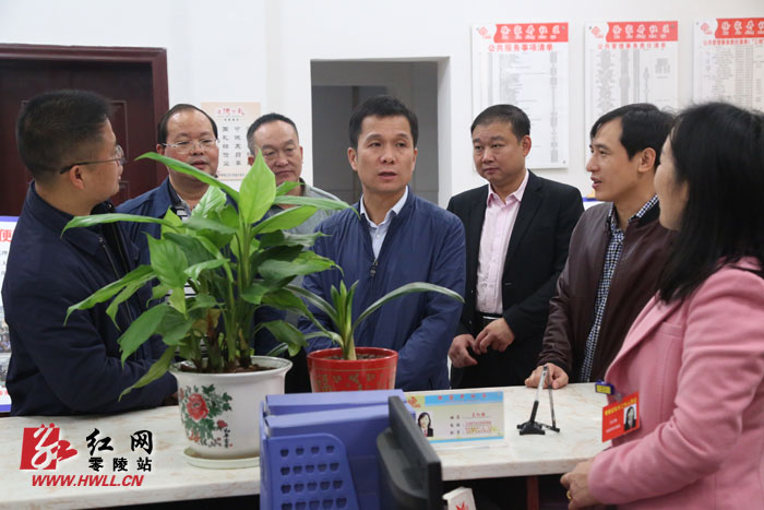 湖南省永州市零陵区委副书记,代区长吴恢才在社区了解情况