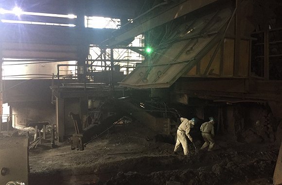 　武钢一号高炉内的炉前工。摄影：熊少翀