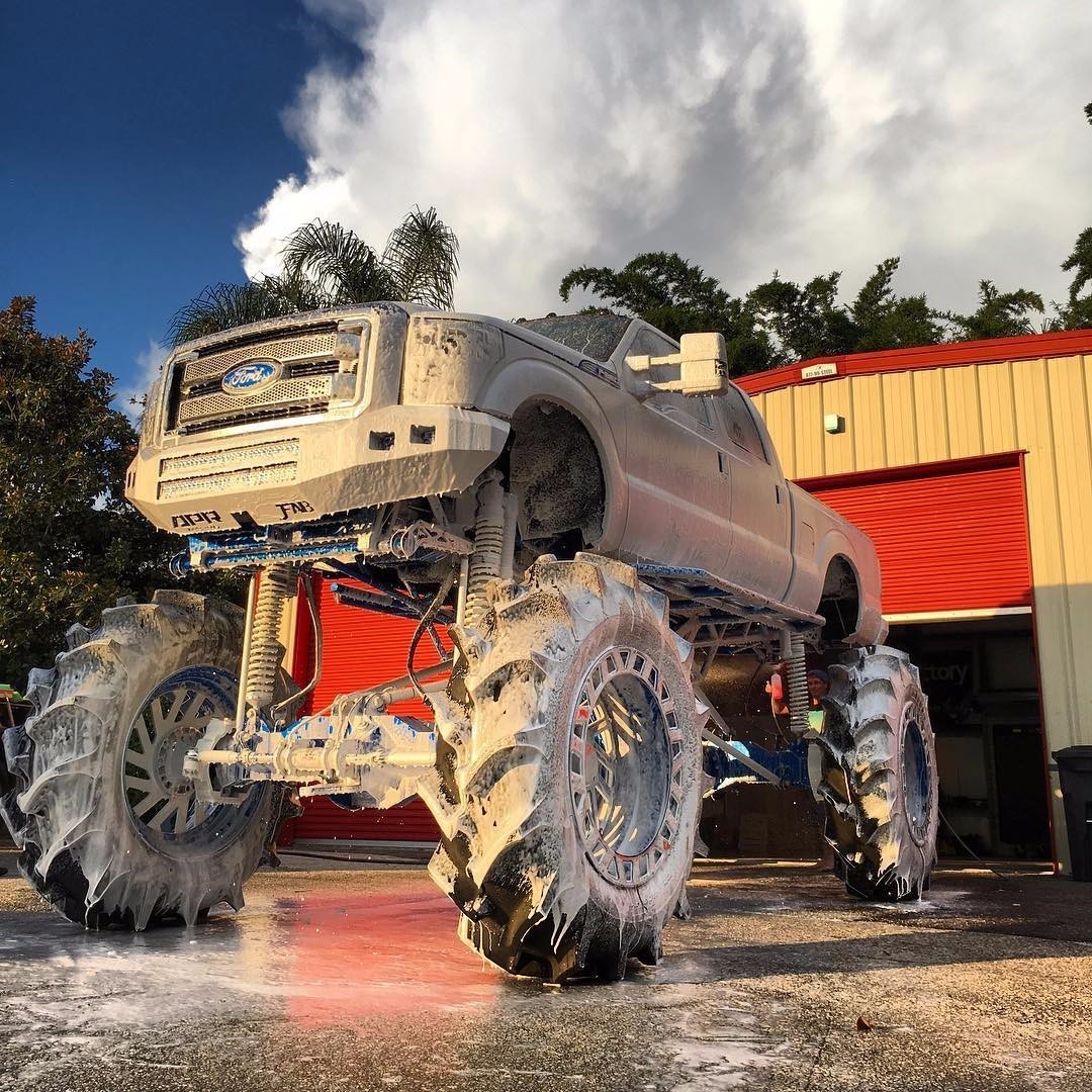 爆改皮卡竟敢把兰博基尼踩在脚下