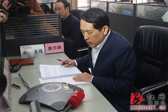 醴陵市委副书记,市长康月林接听市长热线.