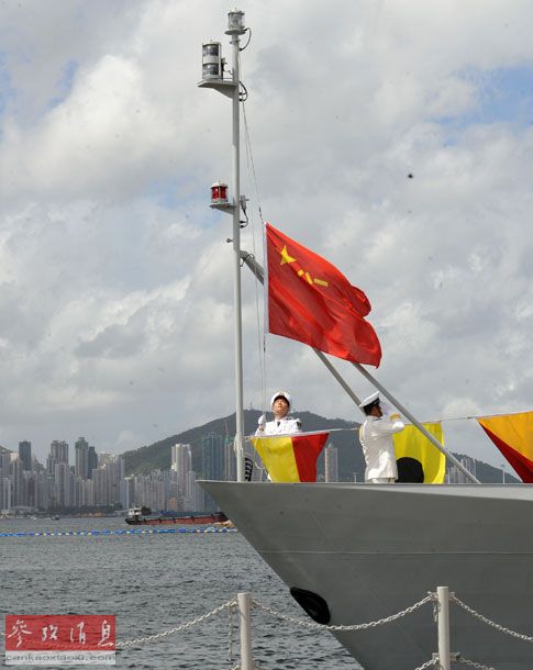 7月1日,中国人民解放军军旗在新型护卫舰"惠州"舰入列命名仪式上升起.