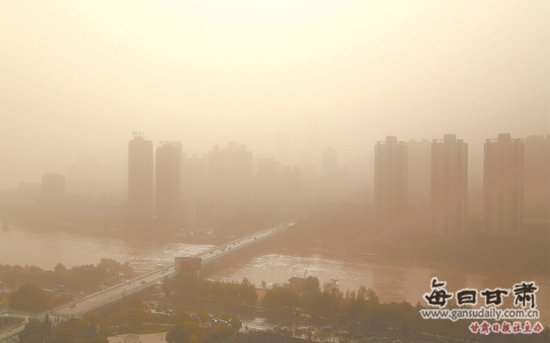 沙尘来袭 兰州昨日出现浮尘