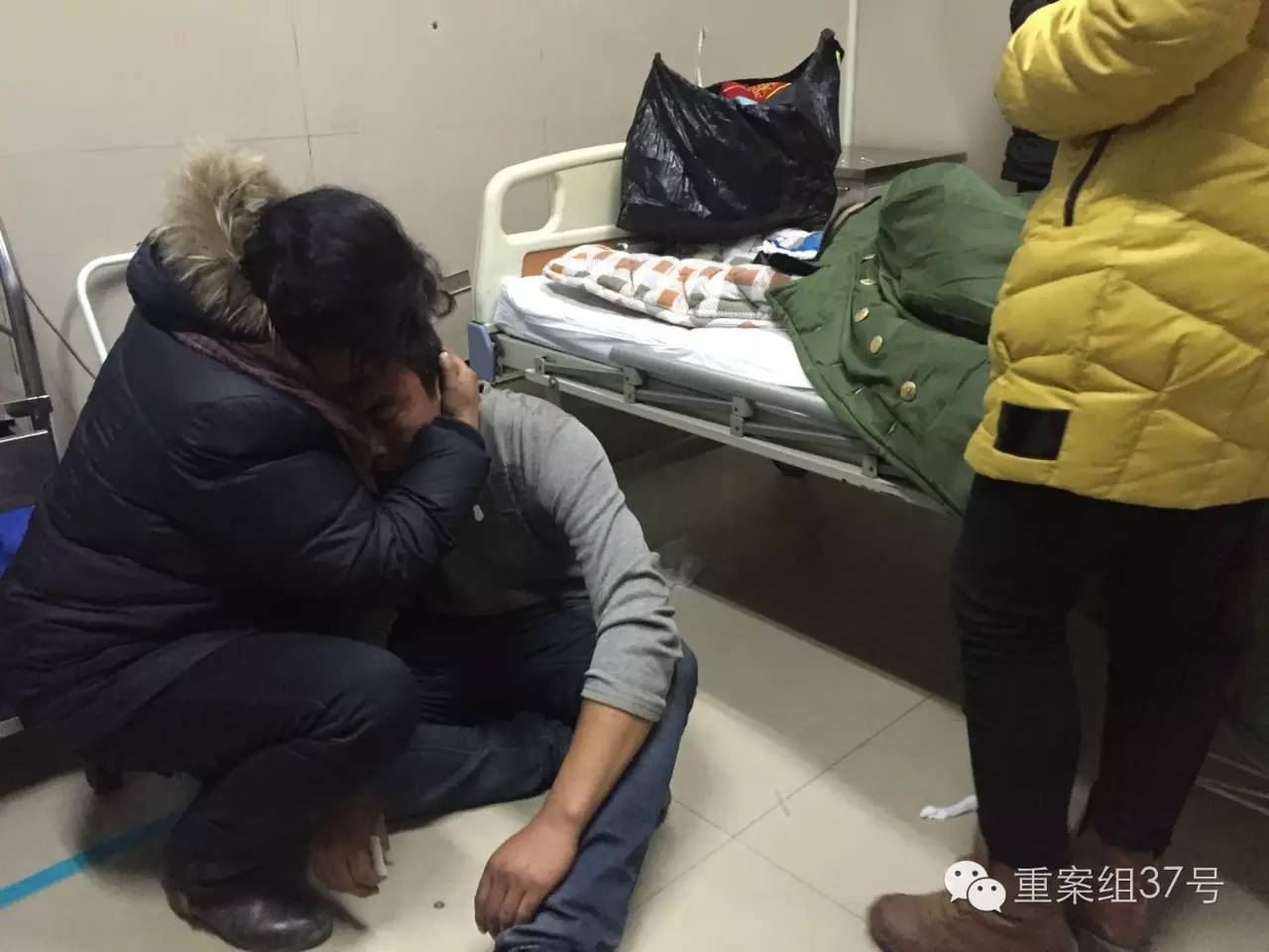 11日凌晨1 点30 分,医院急救室内,男童的父亲瘫坐在儿子遗体旁.