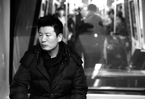 中国伟哥之父:“中国伟哥之父”闫永明自首 20出头身家过亿 11月12日,在北京首都机场,闫永明回国投案自首。 新华社发