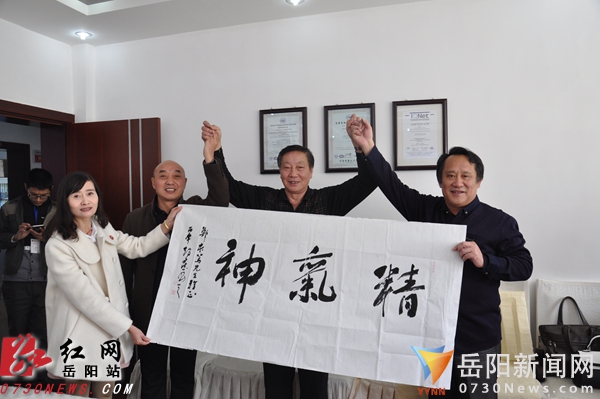 湖北监利名画家朱建平(右3)向学校赠送作品湖北监利名书法家赵文斌(右