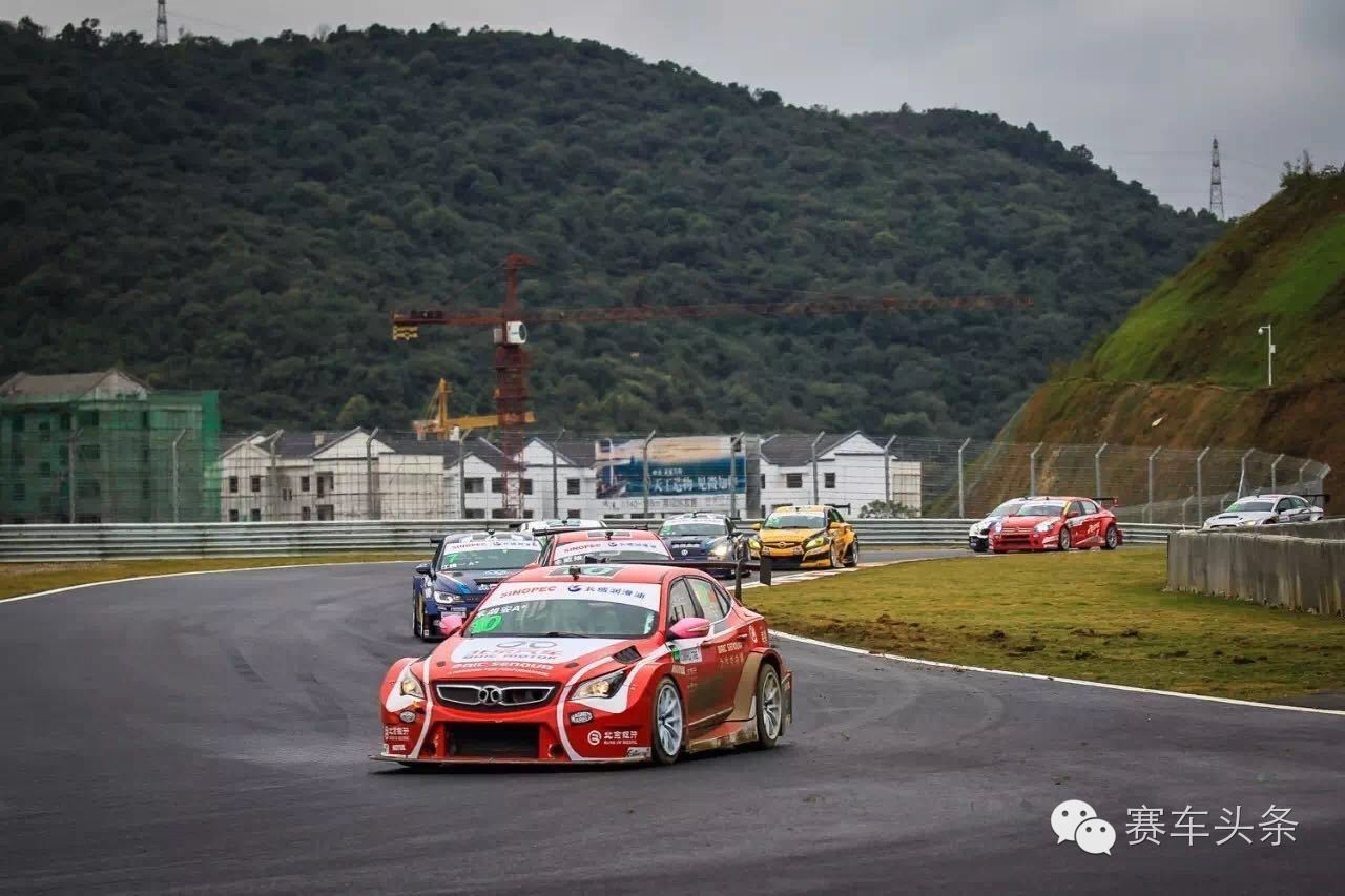 他们带领车队从颗粒无收到包揽颁奖台