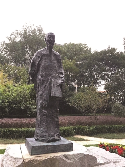 作袁枚雕塑亮相"随园故址"      大图:吴为山所创作的袁枚像正式亮相