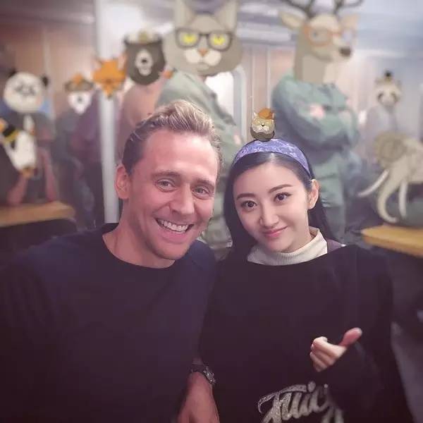 萌萌哒!景甜穿浴袍素颜直播提升好感