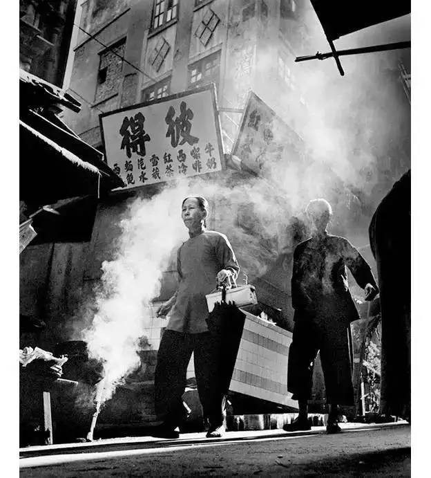 何藩的照片充满烟火气,里面的光影线条却又灵动,诗意,于无声处发出