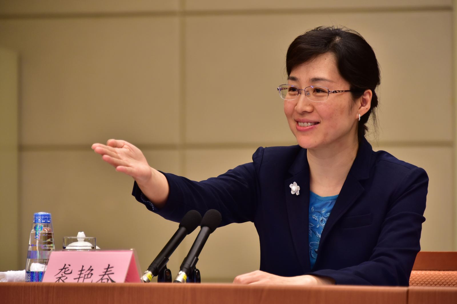 国新办新闻局副局长袭艳春主持吹风会.摄影/章轲