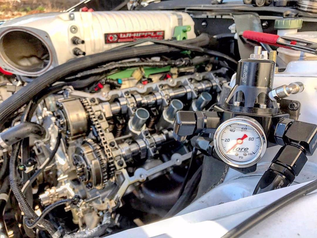 我们知道机械增压是直接利用发动机曲轴输出动力,再通过皮带驱动增压