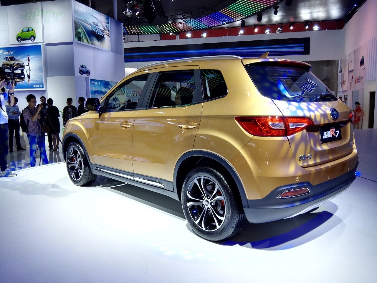 售价789999万元一汽森雅r7自动挡激擎上市