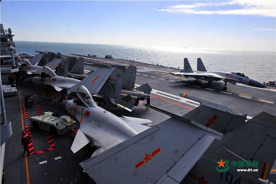 本图可见多架歼-15舰载机列阵辽宁舰飞行甲板,主翼处于折叠状态.