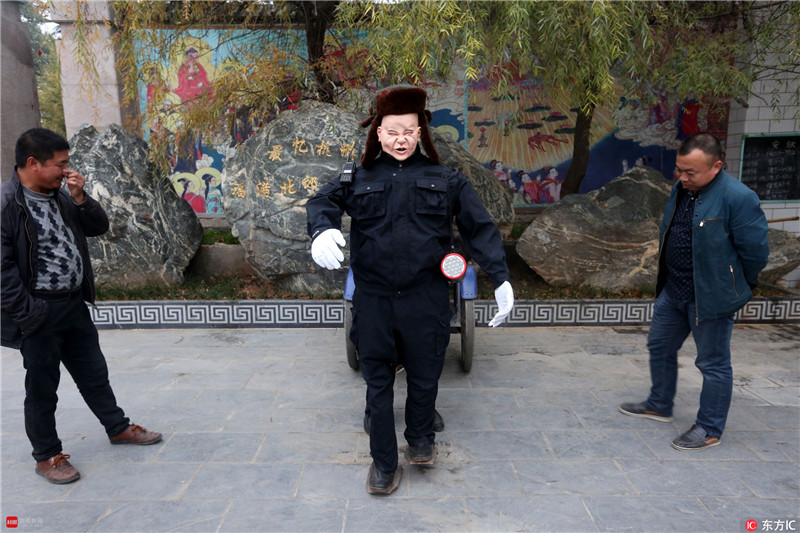 河南省洛阳市朝阳陵园,机器人保安和三名80后美女在墓地巡逻