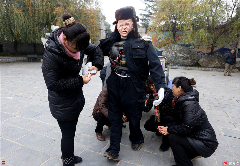 机器人保安墓地"上岗" 为女守墓员壮胆(图)