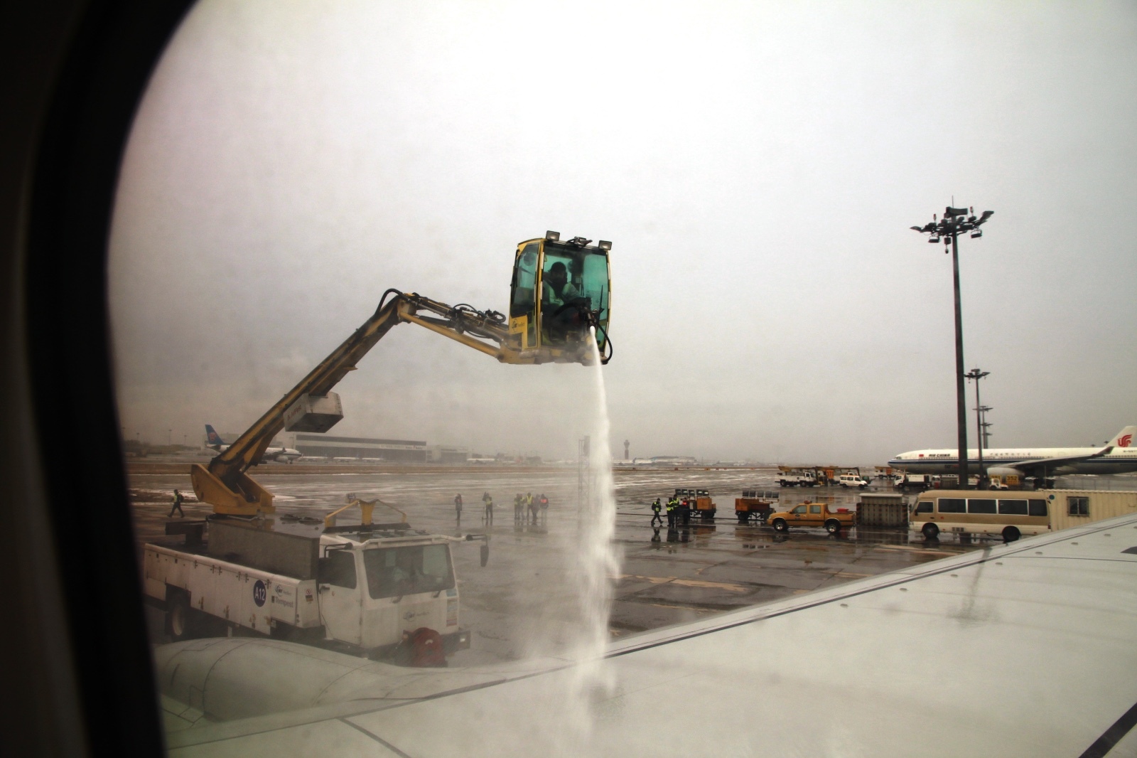 借助高效的除冰机,有效的降低了首都机场因为冰雪而造成的航