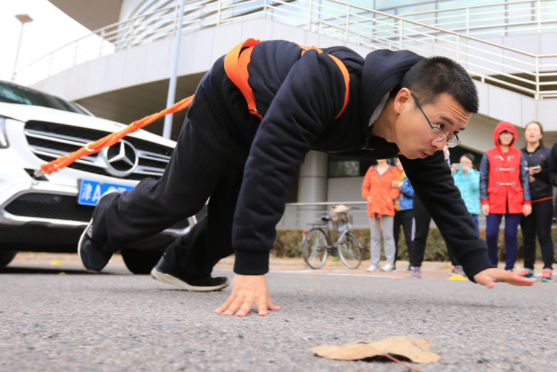 南开大学举办"拉汽车"大赛