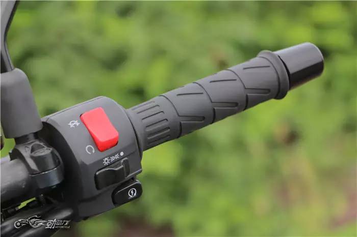 评测热门国产中量级街车春风400NK