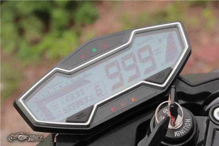 评测热门国产中量级街车春风400NK