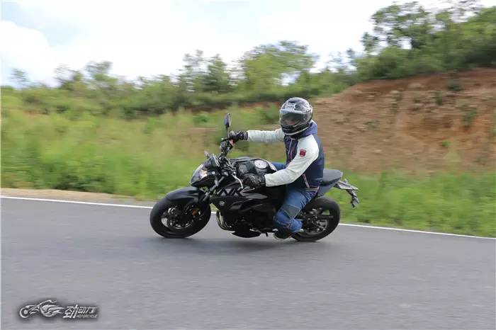 评测热门国产中量级街车春风400NK