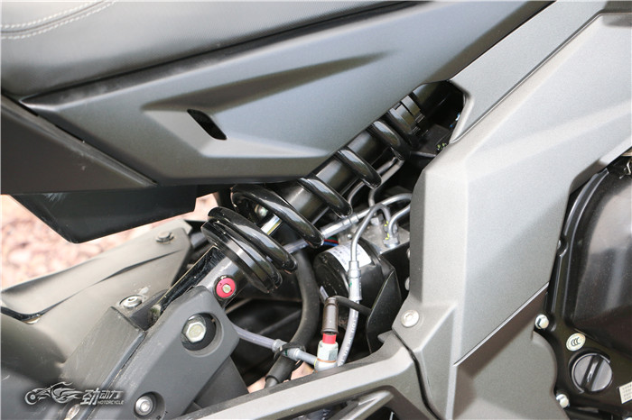 评测热门国产中量级街车春风400NK