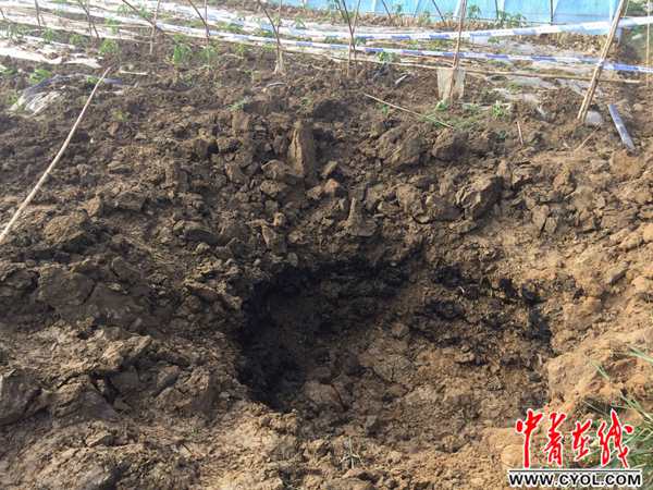 缅甸炮弹:缅甸炮弹落中国境内炸出大坑 距居民家仅百米 炮弹爆炸后的现场图 中国青年报·中青在线记者裴江文/摄