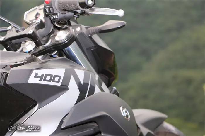 评测热门国产中量级街车春风400NK