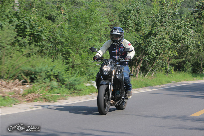 评测热门国产中量级街车春风400NK